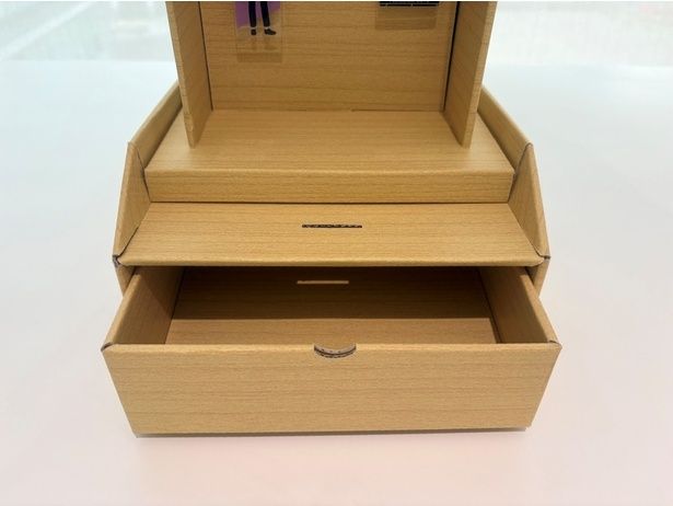 なんと賽銭箱(貯金箱)付き。「尊い！」と思うたびにお金を入れれば、チケット代が貯められるかも？