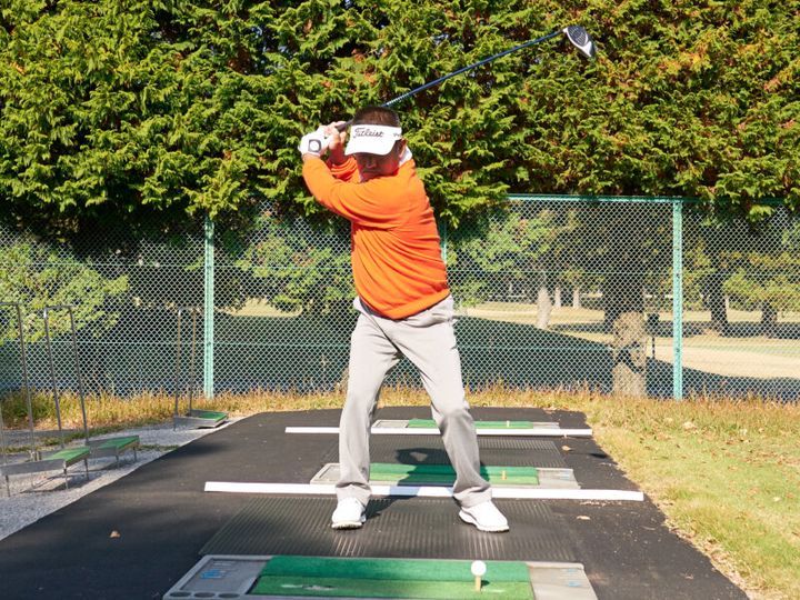 シニアプロが教えるケガをしにくいスイングとは？「遠投」のイメージで大きく動かす！