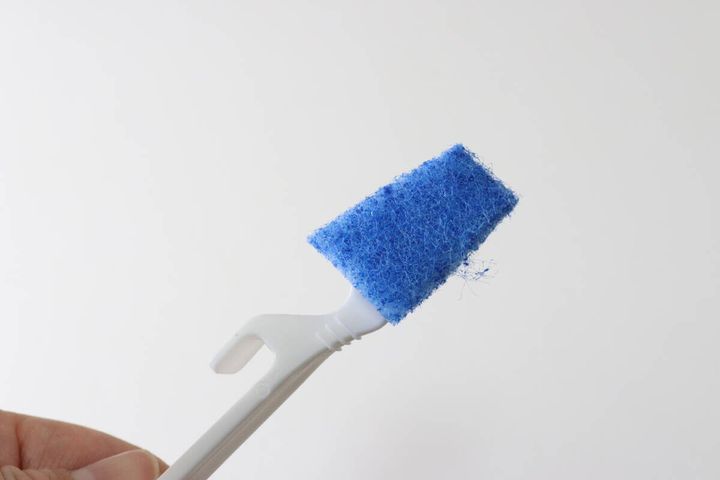 ダイソーの角の極み すきま用スティックは不織布に防カビ剤入り