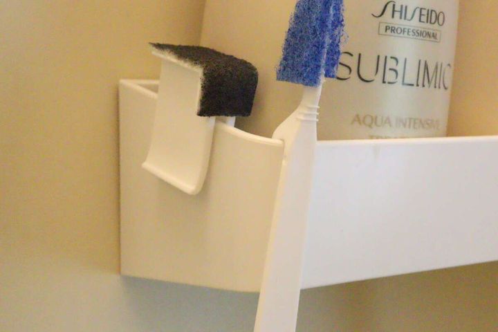 ダイソーの角の極み すきま用スティックはフックで掛けて保管できる