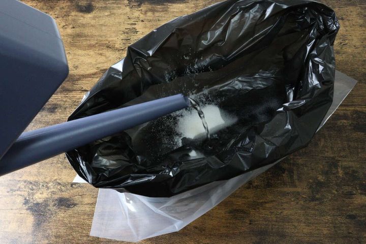 セリアの携帯用トイレ ワイドに水を入れる