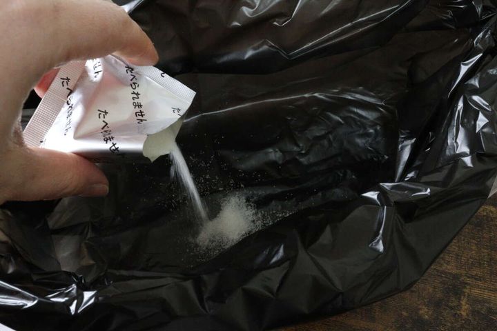 セリアの携帯用トイレ ワイドに凝固剤を入れる
