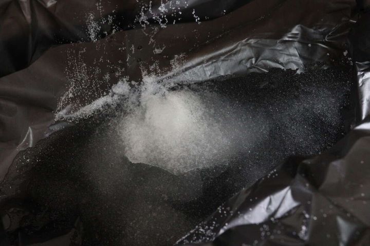 セリアの携帯用トイレ ワイドのゼリー状になった凝固剤