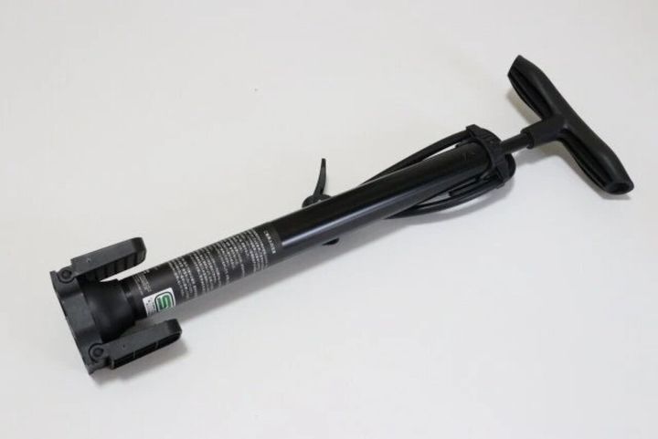 ダイソー 折りたたみスタンド式エアーポンプ（SG付）