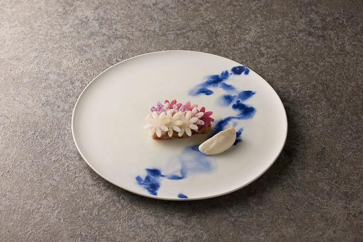 前菜：鰤 出汁のプラリネ 大根 ヨーグルト