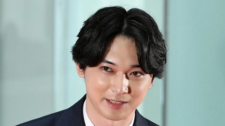女優の高石あかりさん（23）がヒロイン松野トキを演じるNHK連続テレビ小説「ばけばけ」（月～土曜前8・0）の第91話が9日放送され、トキの夫のレフカダ・ヘブン（トミー・バストウさん）がトキら松野家の家族に熊本で英語教師をやりたいので全員で行きたいと切り出した展開のほか、錦織友一（吉沢亮さん）がヘブンの著書に書かれた「唯一の親友」という記述にニヤニヤする姿に多くの視聴者が大笑いしました。