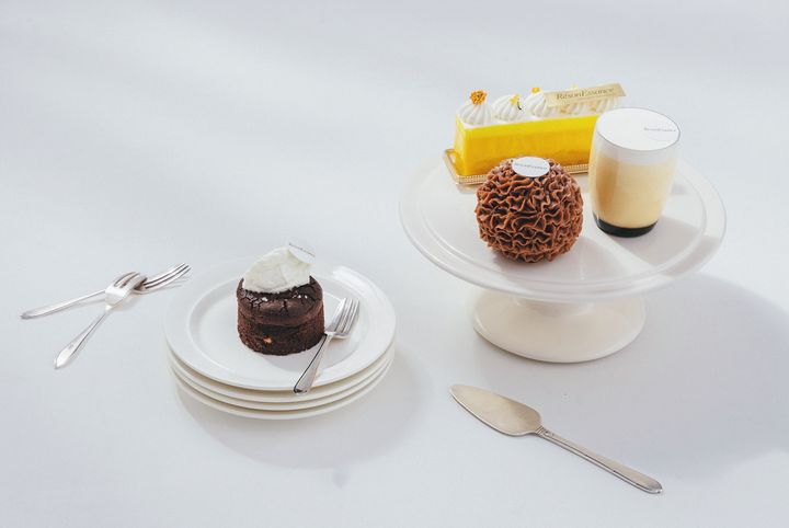 左・『RésonEssance』の「レゾネサンス」650円。右・手前から時計回りに、「モンブラン」800円。ライムとレモンがきゅんと甘酸っぱい「シトロン」（720円）は、フランスの修業先で作っていたものをアレンジ。シェフの地元、岩手県・葛巻町の低温殺菌牛乳のすっきり優しい甘さを生かした「プリン」430円。