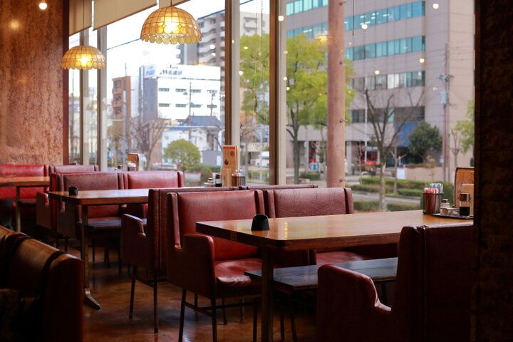 レトロなインテリアで優雅に過ごせる♪エビフライサンドが名物の老舗名古屋喫茶「コンパル御器所店」