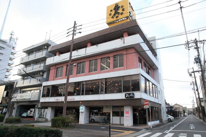 レトロなインテリアで優雅に過ごせる♪エビフライサンドが名物の老舗名古屋喫茶「コンパル御器所店」