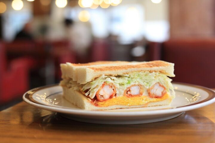 レトロなインテリアで優雅に過ごせる♪エビフライサンドが名物の老舗名古屋喫茶「コンパル御器所店」