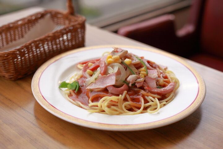 レトロなインテリアで優雅に過ごせる♪エビフライサンドが名物の老舗名古屋喫茶「コンパル御器所店」