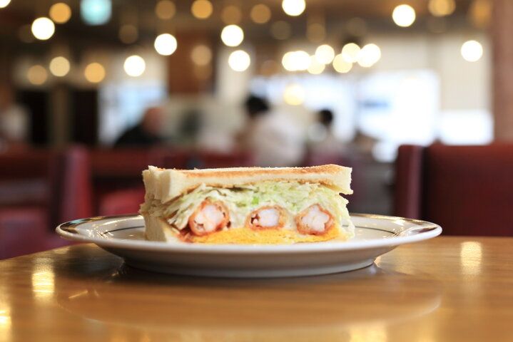 レトロなインテリアで優雅に過ごせる♪エビフライサンドが名物の老舗名古屋喫茶「コンパル御器所店」