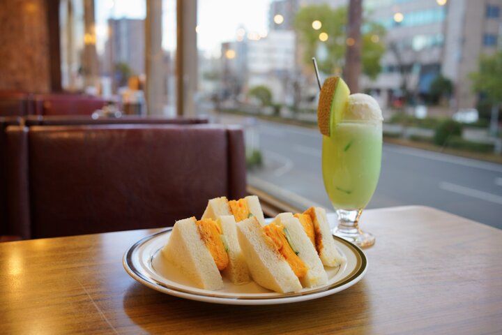 レトロなインテリアで優雅に過ごせる♪エビフライサンドが名物の老舗名古屋喫茶「コンパル御器所店」