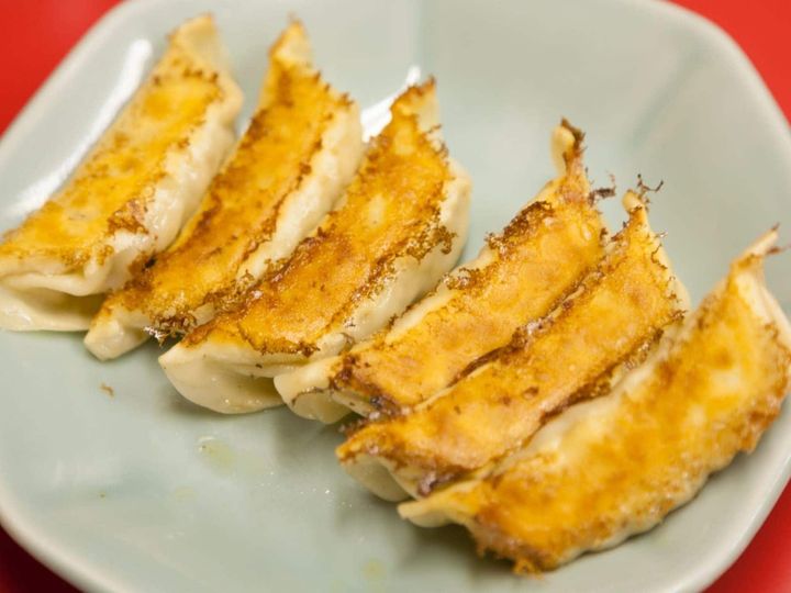 All About ニュース編集部が全国250人を対象に実施した「お土産に関するアンケート」の調査結果から、もらったらうれしい「栃木県のお土産」ランキングを発表！ 2位「生餃子」を抑えた1位は？ ※画像はイメージです