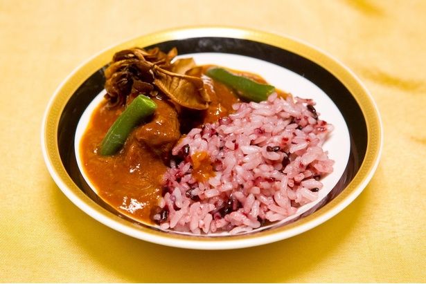 ビーフシチューは黒米のバターライスと合わせて味わって