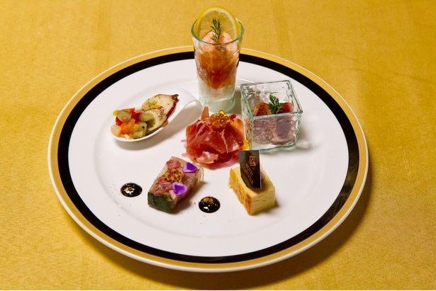 エビのコンソメジュレ仕立てやマグロのグリル&ワカモレなど、華やかなアンティパストミスト