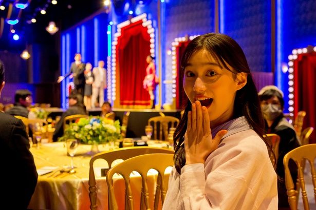 新田刑事たちが現れてパーティは急展開