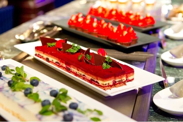 シロップに浸したスポンジにカスタードがマッチした薔薇のズッパ・イングレーゼ(中)やブルーベリーレアチーズケーキ(手前)は美しい見た目も魅力的