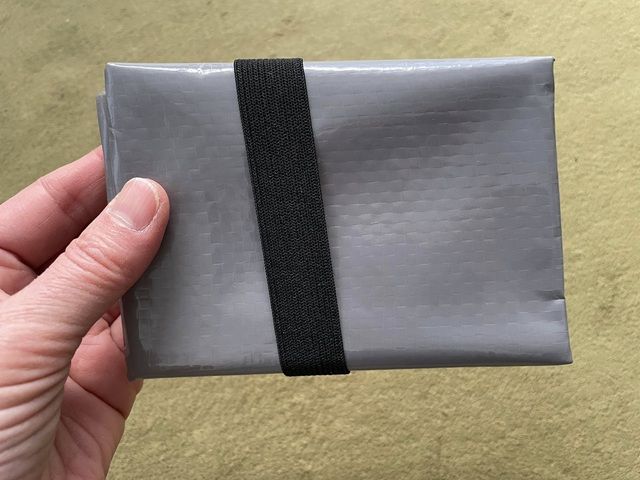 ダイソー レジャーマット コンパクトレジャーシート 携帯に便利 持ち歩きやすい