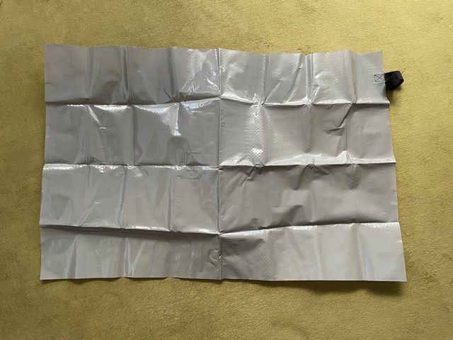 ダイソー レジャーマット コンパクトレジャーシート 一人が座るのにちょうどいいサイズ