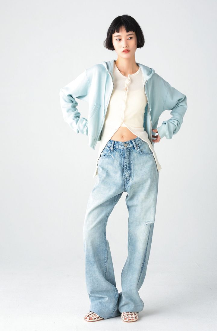 太すぎず、細すぎない絶妙なシルエットが魅力。ベーシックで着回し力の高いデニム。