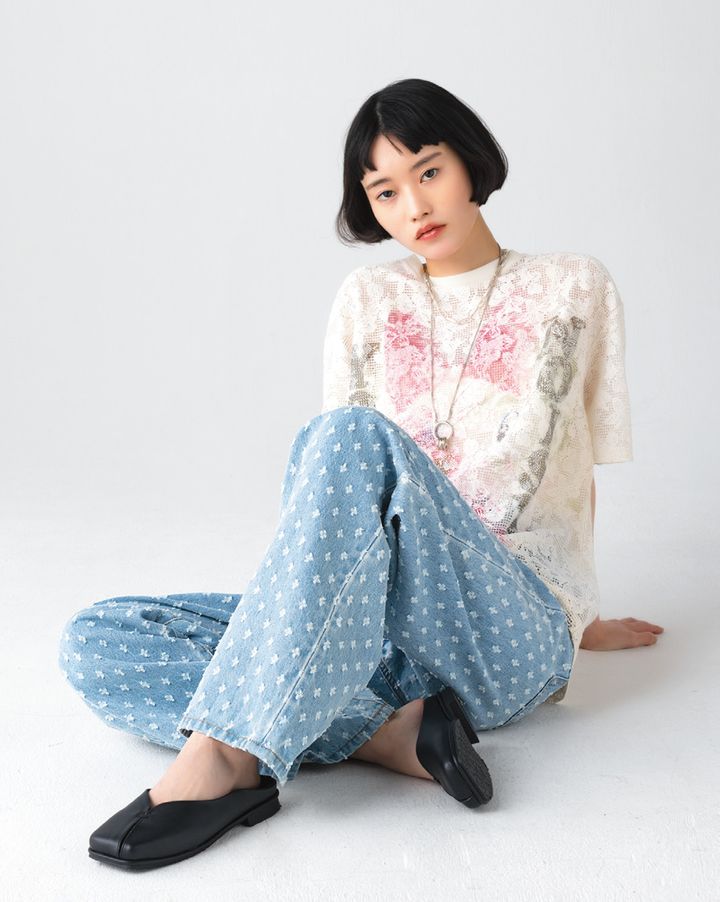 ジャカード織の小ぶりな柄が主張しすぎず、上品な雰囲気のパンツ。