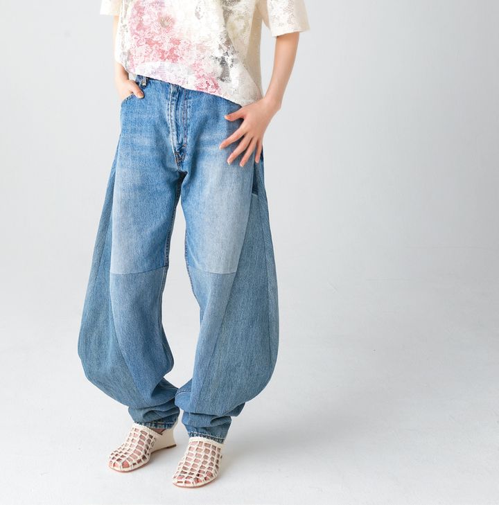 カーブを描くように丸みを持たせつつ、裾を絞りこんだデザインが新鮮なパンツ。