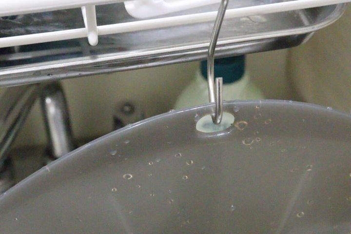 ダイソーのエア弁付シリコーン蓋はフック穴付きで吊り下げ収納可能