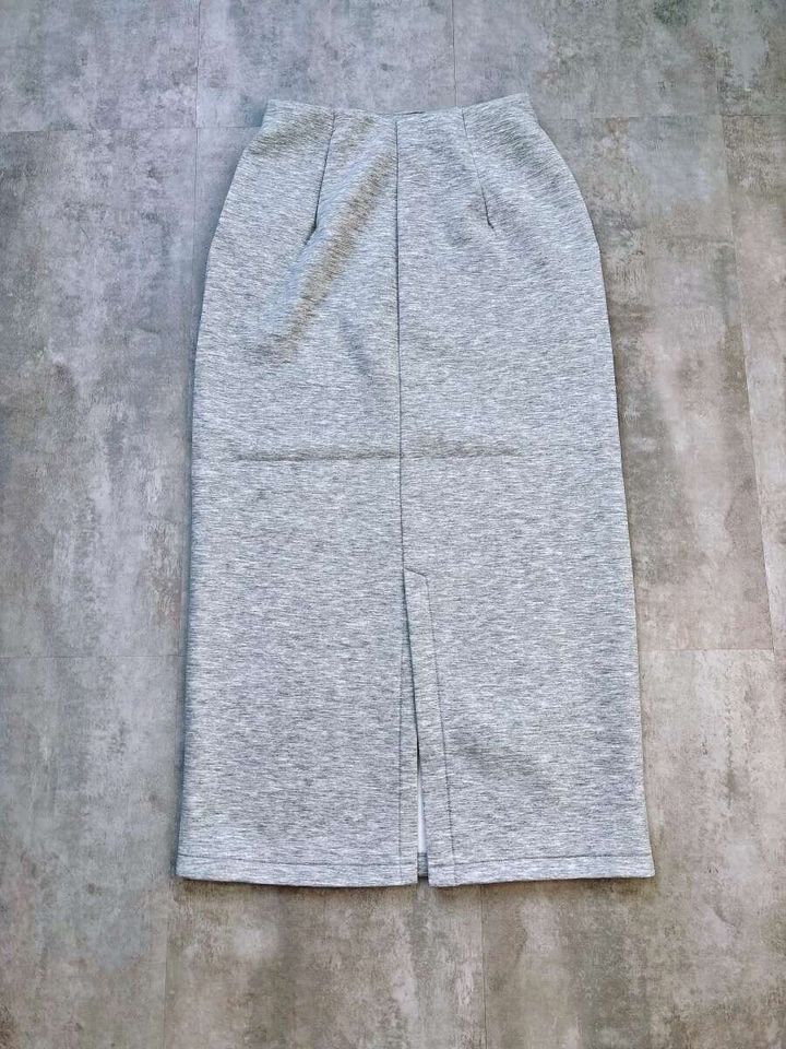 GUパフスウェットナロースカート 背面