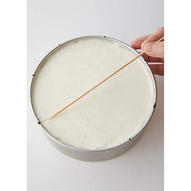 型を外す前に竹串でケーキにも印をつける (C)megu'cafe／KADOKAWA