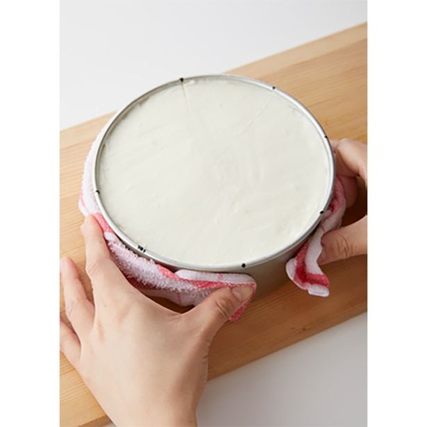 レンジでチンした濡れぶきんで型を覆い、温めると抜きやすい (C)megu'cafe／KADOKAWA