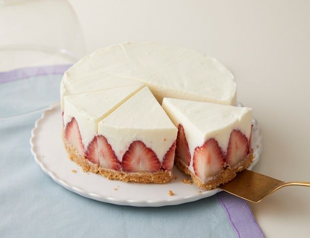 【いちごのレアチーズケーキ】 (C)megu'cafe／KADOKAWA