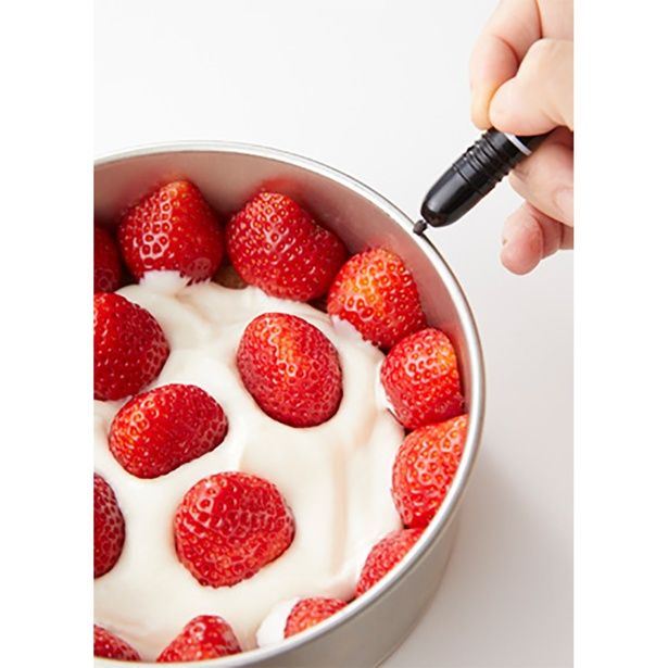 いちごの中心に印をつけます (C)megu'cafe／KADOKAWA