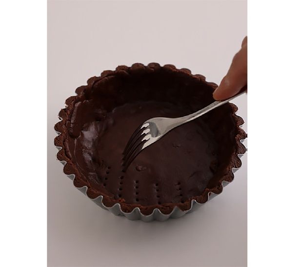 フォークなどで穴を開ける （C）emi sweets／KADOKAWA