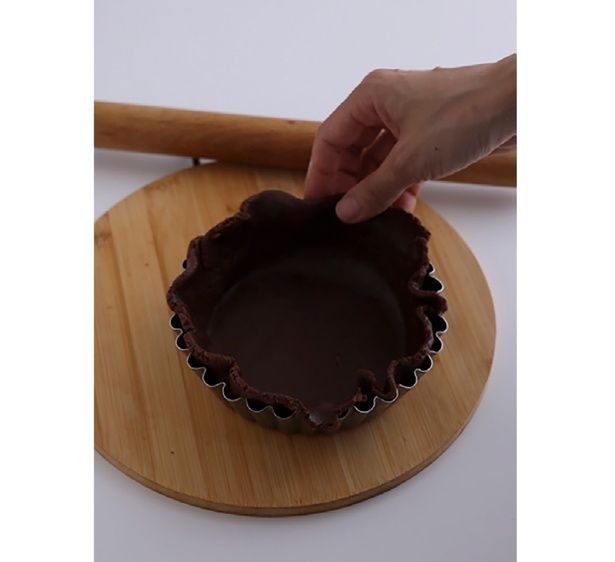 型に敷き込む （C）emi sweets／KADOKAWA