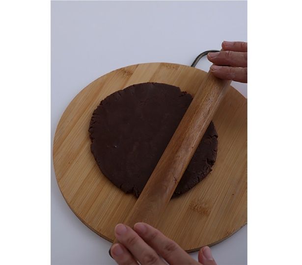 生地を麺棒で型よりひと回り大きくのばす （C）emi sweets／KADOKAWA