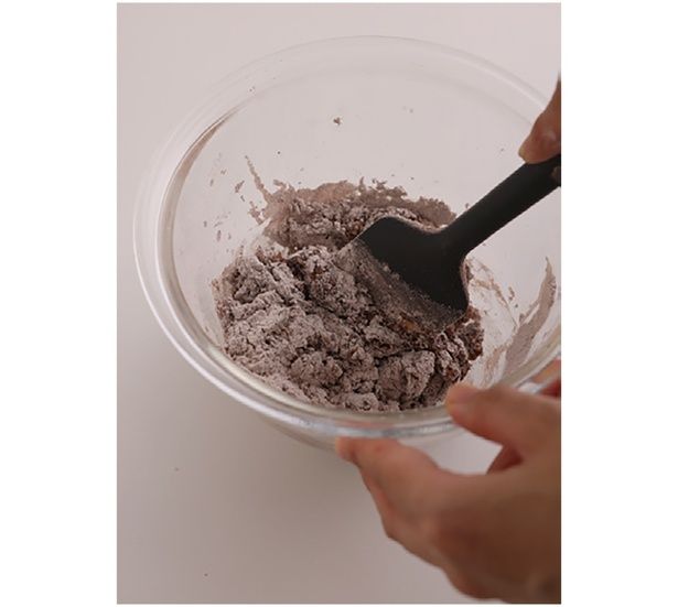 ボウルに溶いた卵、砂糖、油を入れてゴムベラで混ぜる （C）emi sweets／KADOKAWA