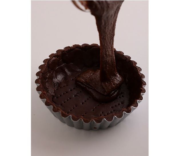 型に流し入れ、平らにならす （C）emi sweets／KADOKAWA