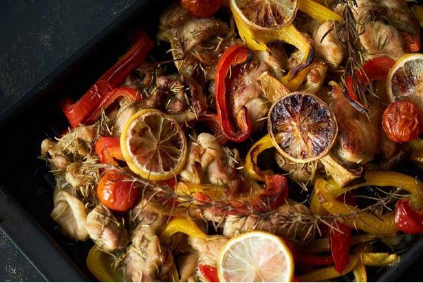 ローズマリー香る鶏肉のオーブン焼き (C)misa／KADOKAWA