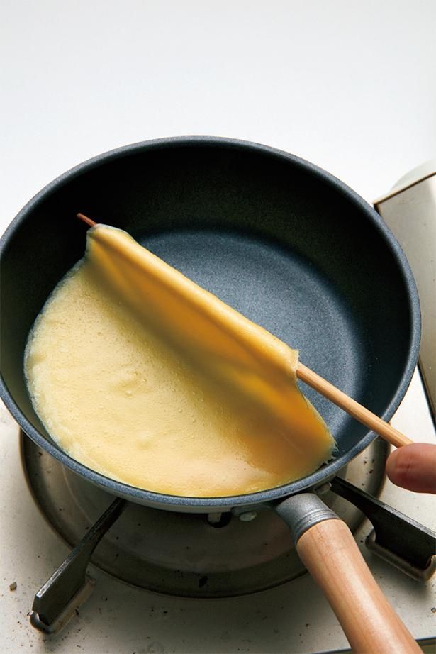 菜箸で生地を持ち上げて、生地の上下を返す （C）げんきスイーツ／KADOKAWA