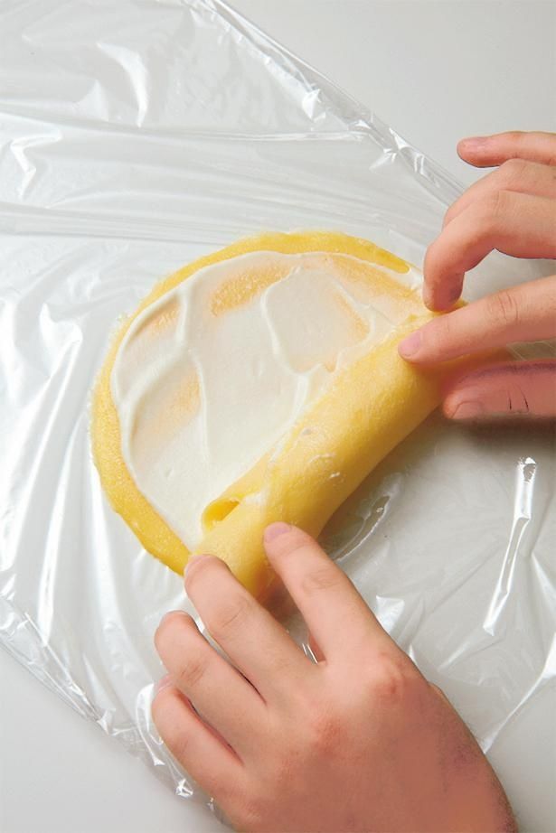 生地はしっかりめに巻くと、仕上がりがきれいになる （C）げんきスイーツ／KADOKAWA