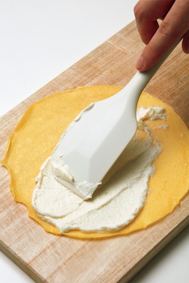 生クリームは生地のふちにはぬらないほうが、きれいに巻ける （C）げんきスイーツ／KADOKAWA