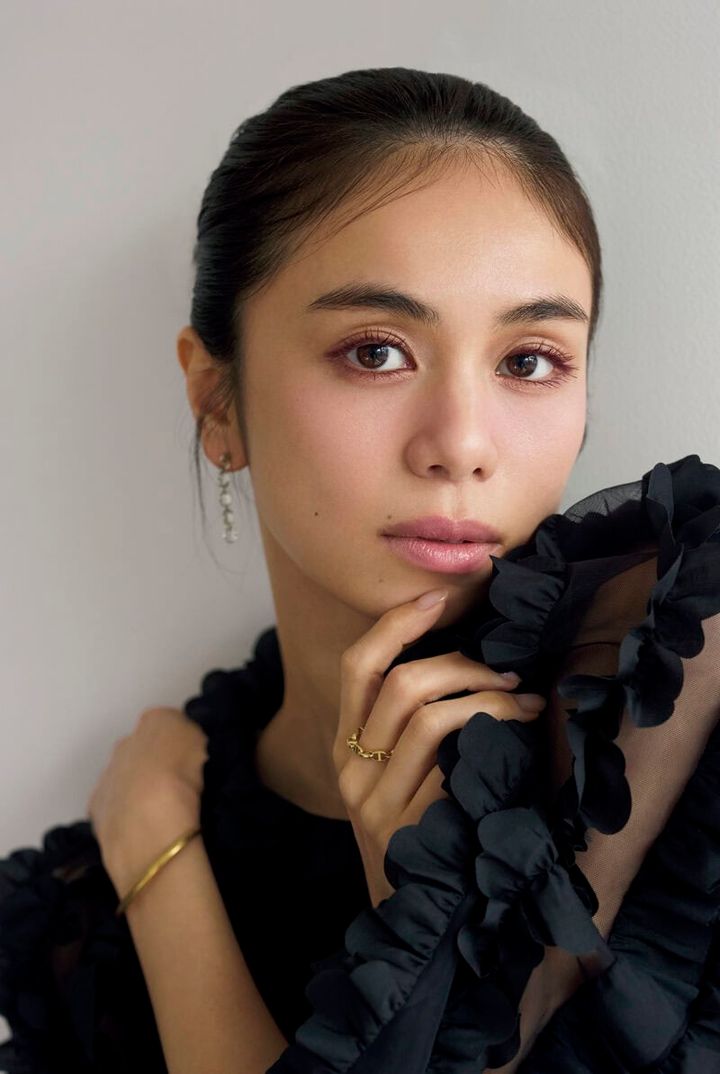 2025年下半期ベストコスメ アイライナー、マスカラ、アイブロウの1位でメイク！ モデル＝佐藤晴美