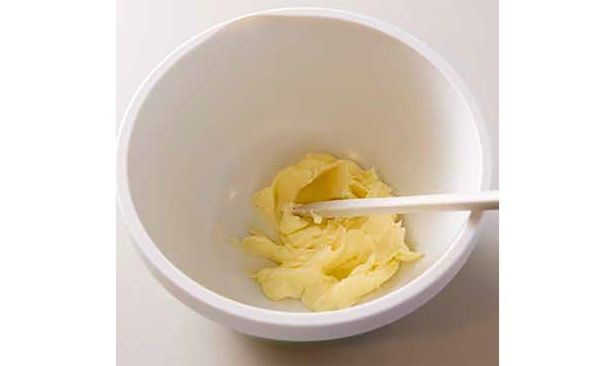 バターをなめらかになるまで練ります 撮影／野口健志、(c)安田真理子／KADOKAWA