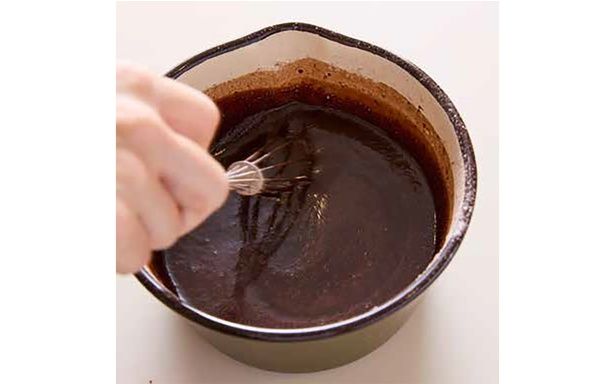 チョコレートソースを作ります 撮影／野口健志、(c)安田真理子／KADOKAWA