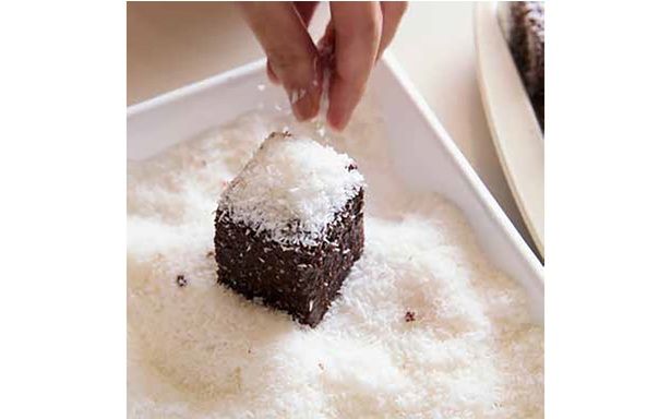 ココナッツファインの上で転がし、全体にまぶします 撮影／野口健志、(c)安田真理子／KADOKAWA