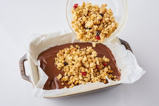 グラノーラを加えて混ぜる （C）青木ゆかり（♪♪maron♪♪）／KADOKAWA