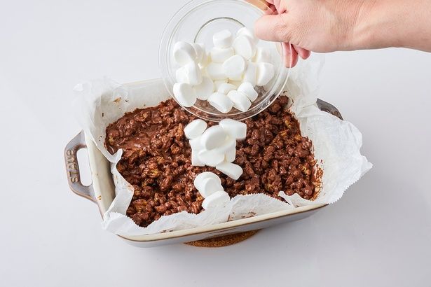 全体を均一に混ぜる （C）青木ゆかり（♪♪maron♪♪）／KADOKAWA