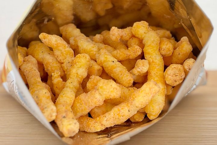 香りも味もチーズ！【セブン】ザクザク食感もクセになるスナック菓子