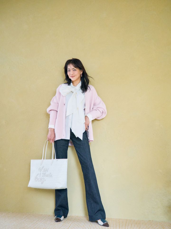 デニムパンツ¥8,990／マンゴ、カーディガン¥35,000／シーニュ、ブラウス¥49,500／メゾンヴァジック（ヴァジックジャパン）、バッグ¥143,000／アニヤ・ハインドマーチ（アニヤ・ハインドマーチジャパン）、シューズ¥34,100／ファビオ ルスコーニ（伊勢丹新宿本店 本館2F 婦人靴）、ピアス ¥17,600、リング¥11,000／ともにワンエーアールバイウノアエレ（ウノアエレ ジャパン）